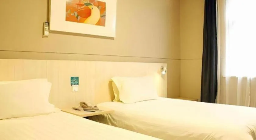 Bed in Jinjiang Inn Yueyang Railway Station