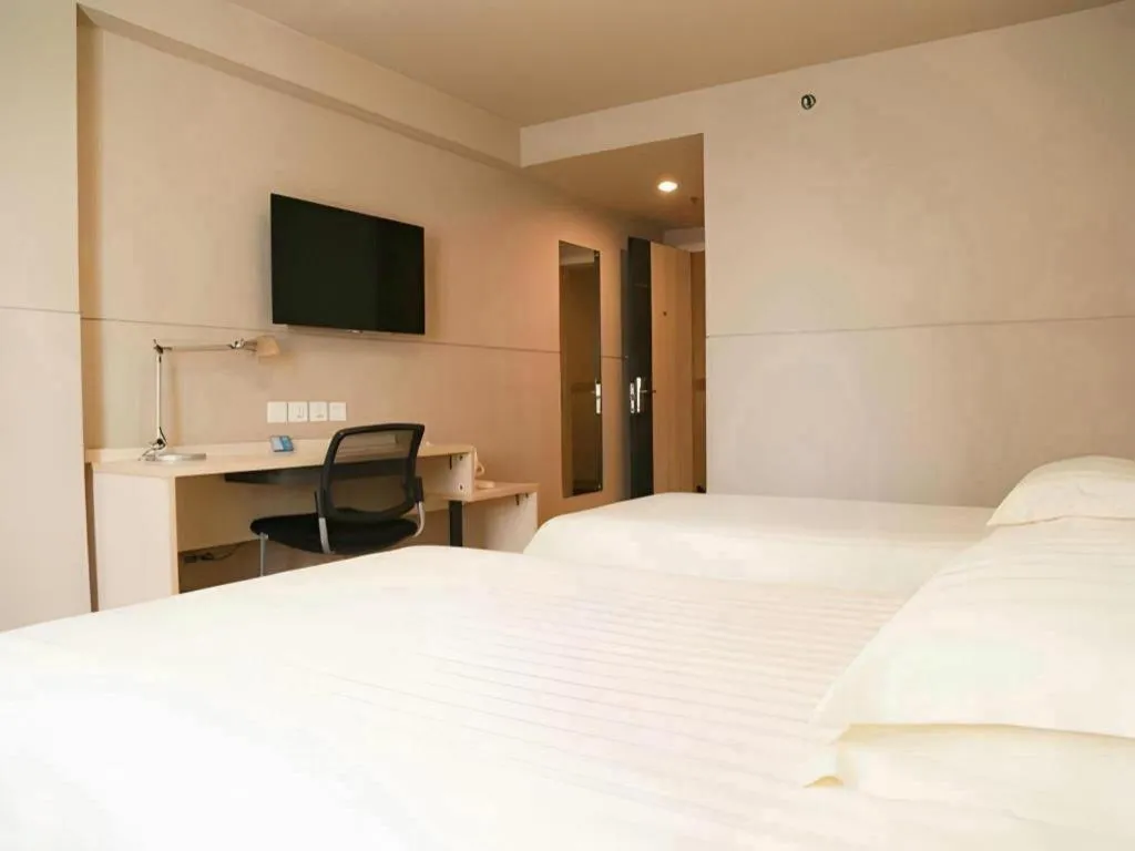 Bed in Jinjiang Inn Yueyang Railway Station