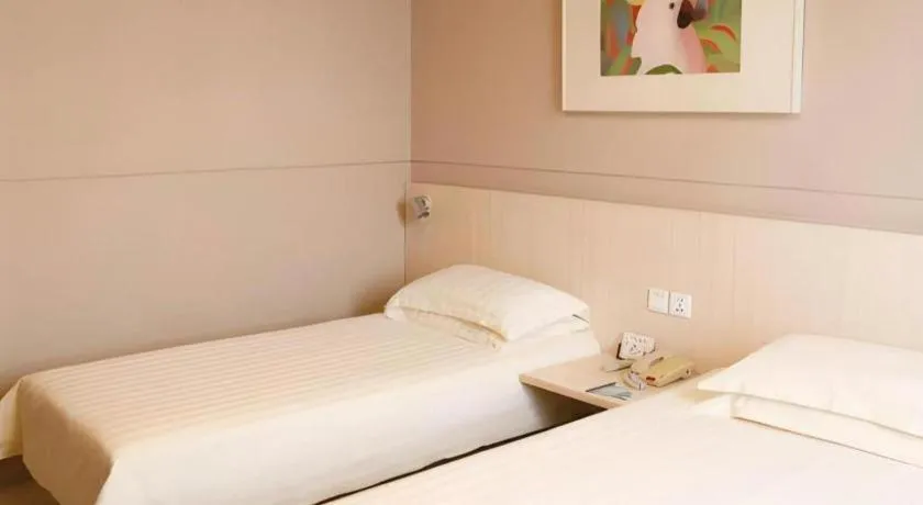 Bed in Jinjiang Inn Yueyang Railway Station