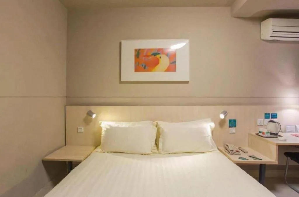 Bed in Jinjiang Inn Yueyang Railway Station