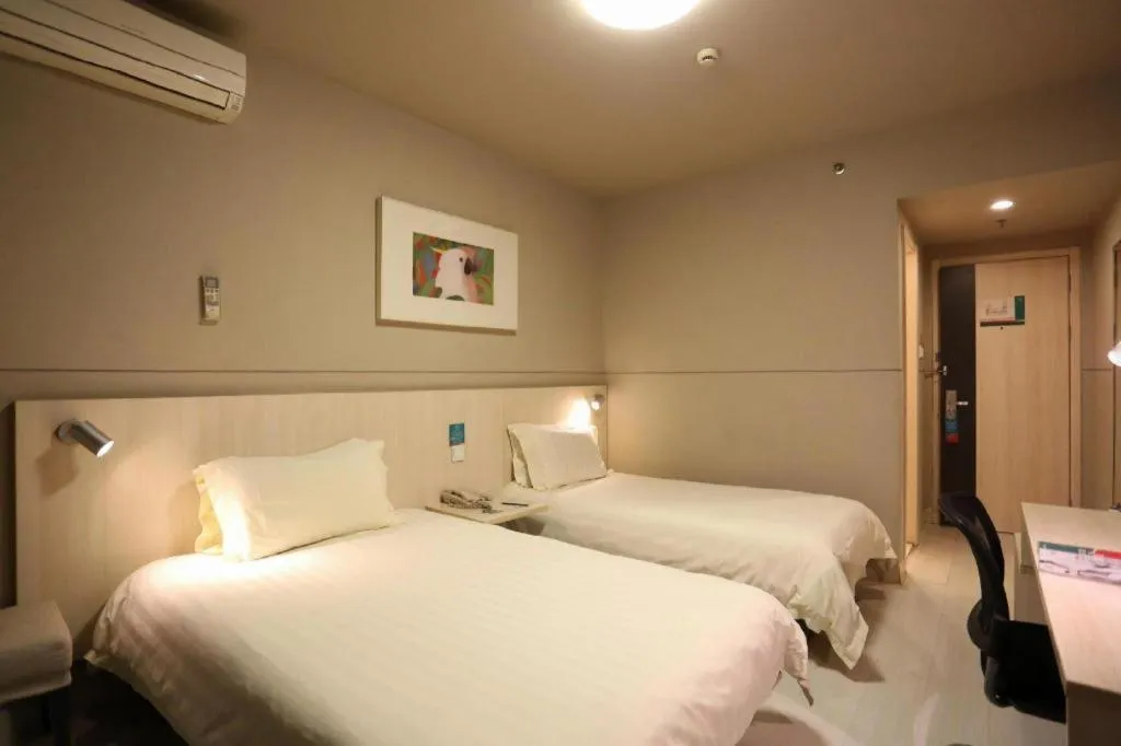 Bed in Jinjiang Inn Yueyang Railway Station