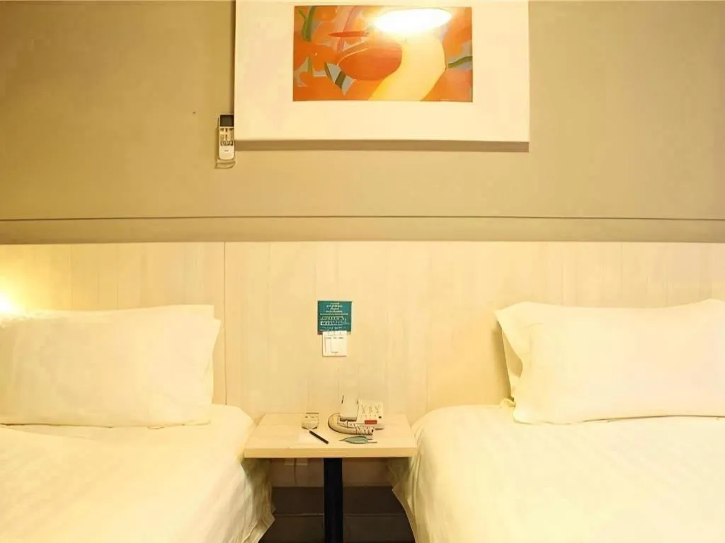 Bed in Jinjiang Inn Yueyang Railway Station