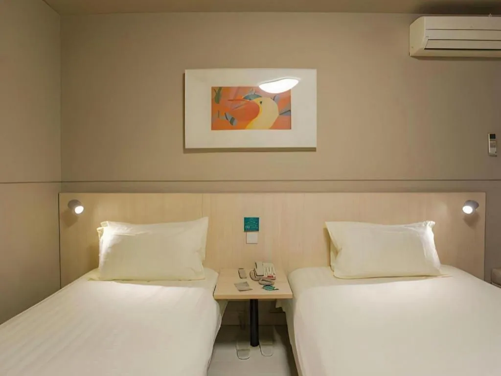 Bed in Jinjiang Inn Yueyang Railway Station