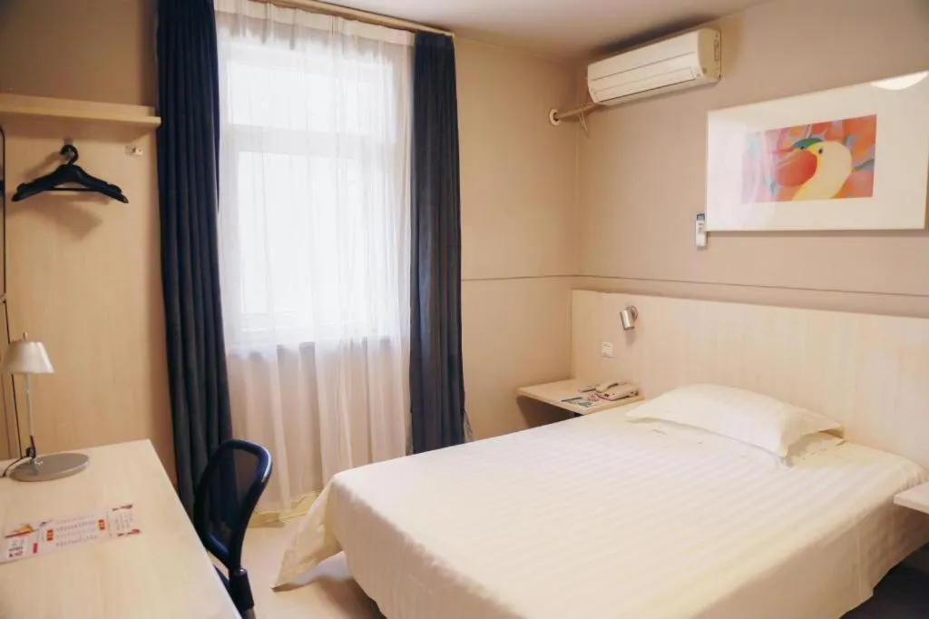 Bed in Jinjiang Inn Yueyang Railway Station