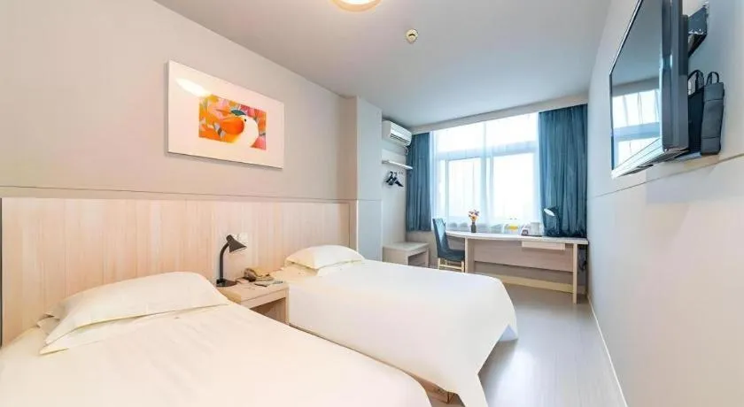 Bed in Jinjiang Inn Xi'an Dayan Tower Xiaozhai Metro Station