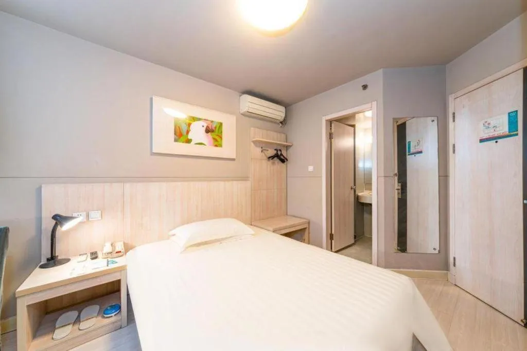 Bed in Jinjiang Inn Xi'an Dayan Tower Xiaozhai Metro Station