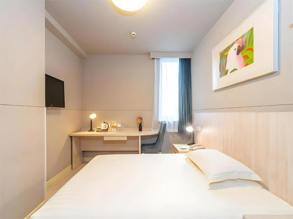 Bed in Jinjiang Inn Xi'an Dayan Tower Xiaozhai Metro Station