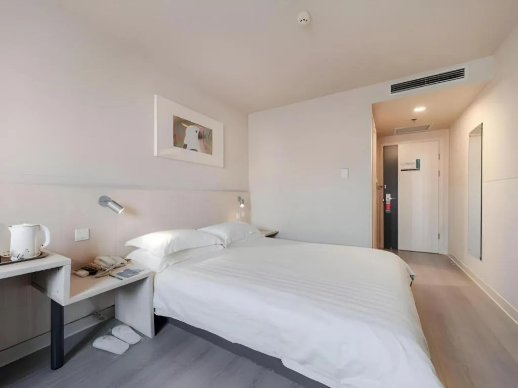 Bed in Jinjiang Inn Beijing Capital International Airport New Expo Metro Station