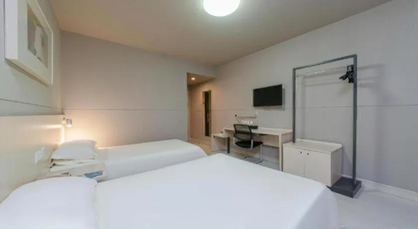 Bed in Jinjiang Inn Huizhou Xihu Lake Shuidong Street River View