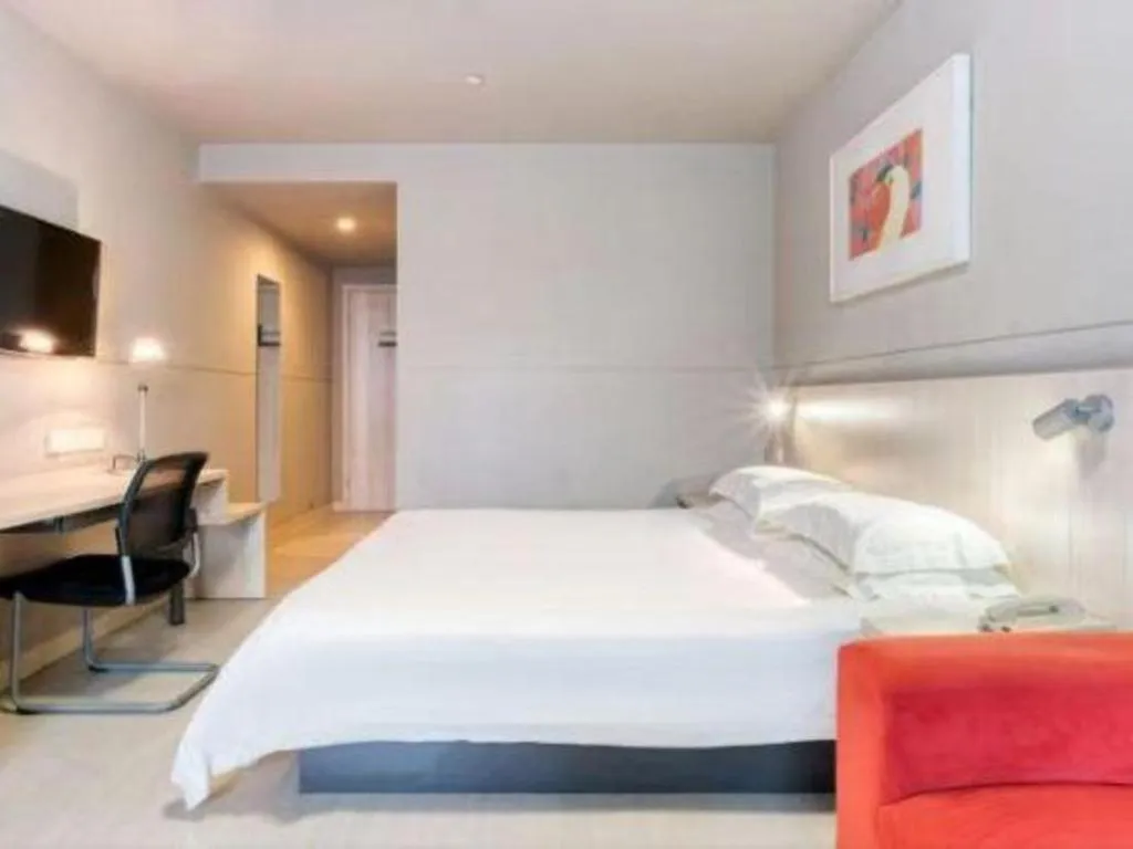 Bed in Jinjiang Inn Huizhou Xihu Lake Shuidong Street River View