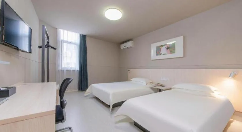 Bed in Jinjiang Inn Huizhou Xihu Lake Shuidong Street River View