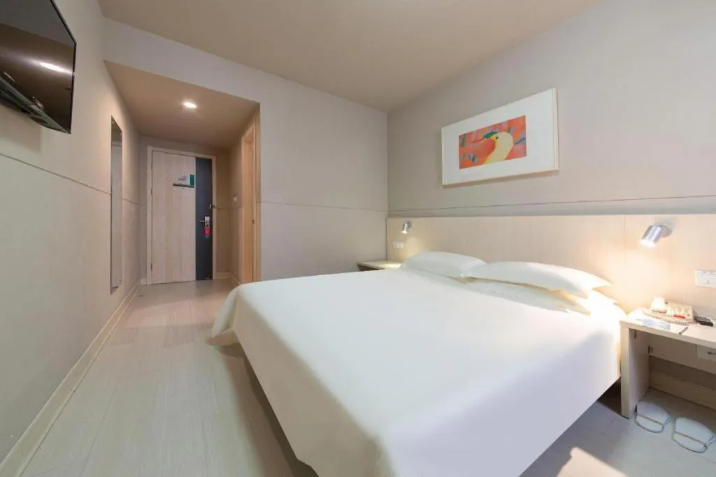 Bed in Jinjiang Inn Huizhou Xihu Lake Shuidong Street River View