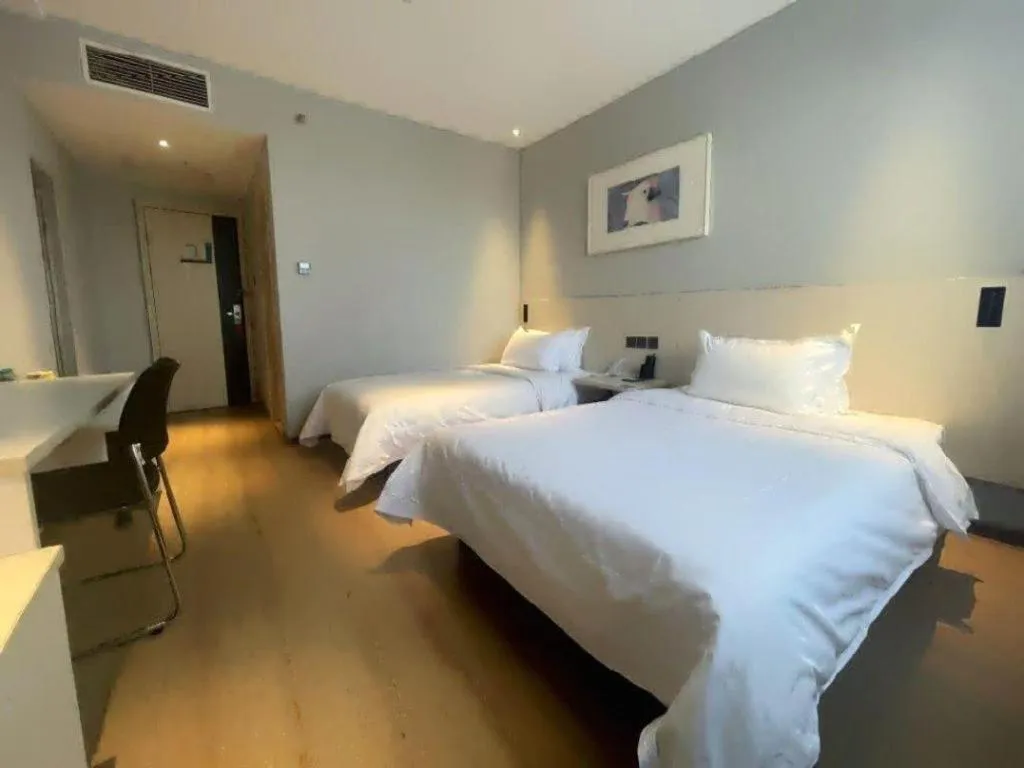 Bed in Jinjiang Inn Huizhou Xihu Lake Shuidong Street River View