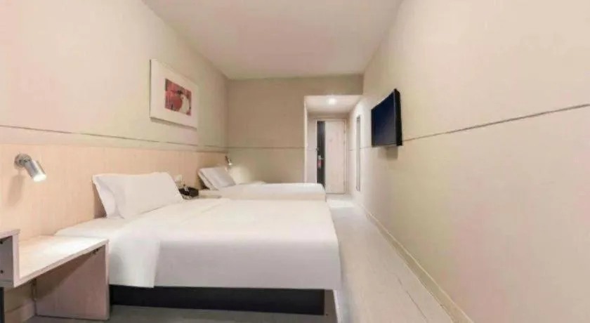 Bed in Jinjiang Inn Huizhou Xihu Lake Shuidong Street River View