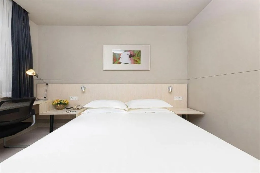 Bed in Jinjiang Inn Huizhou Xihu Lake Shuidong Street River View