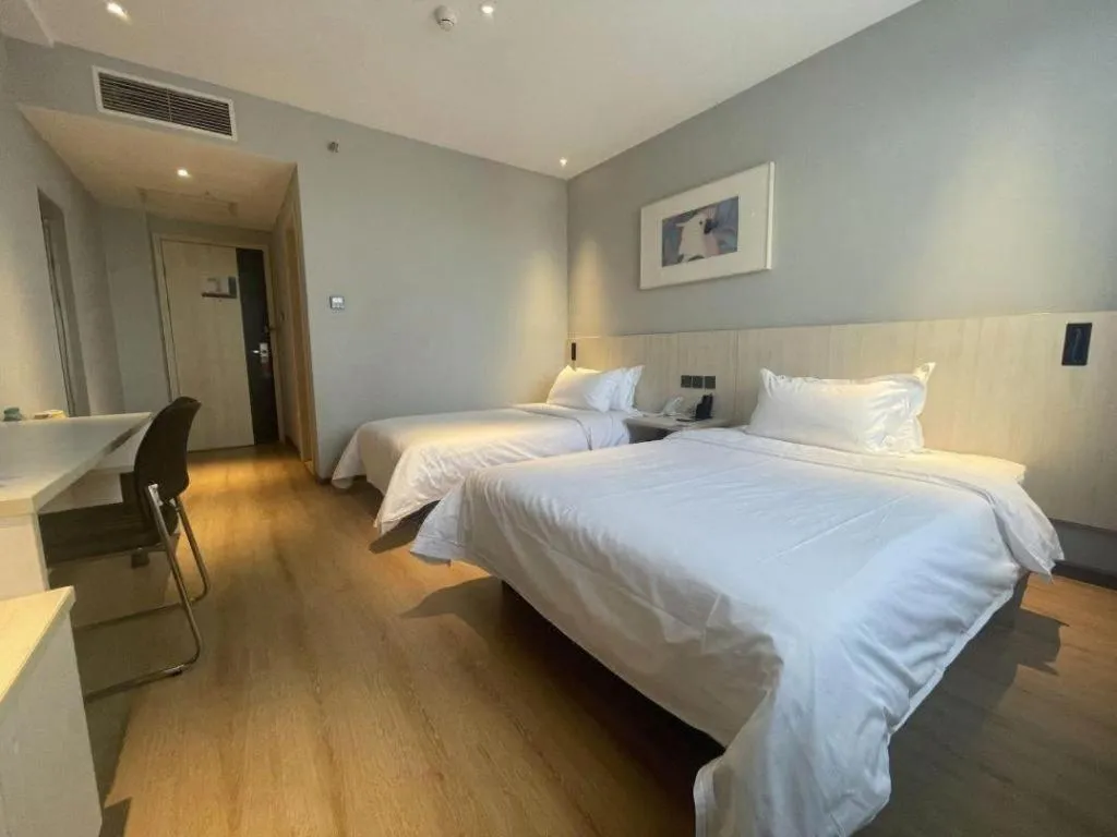 Bed in Jinjiang Inn Huizhou Xihu Lake Shuidong Street River View