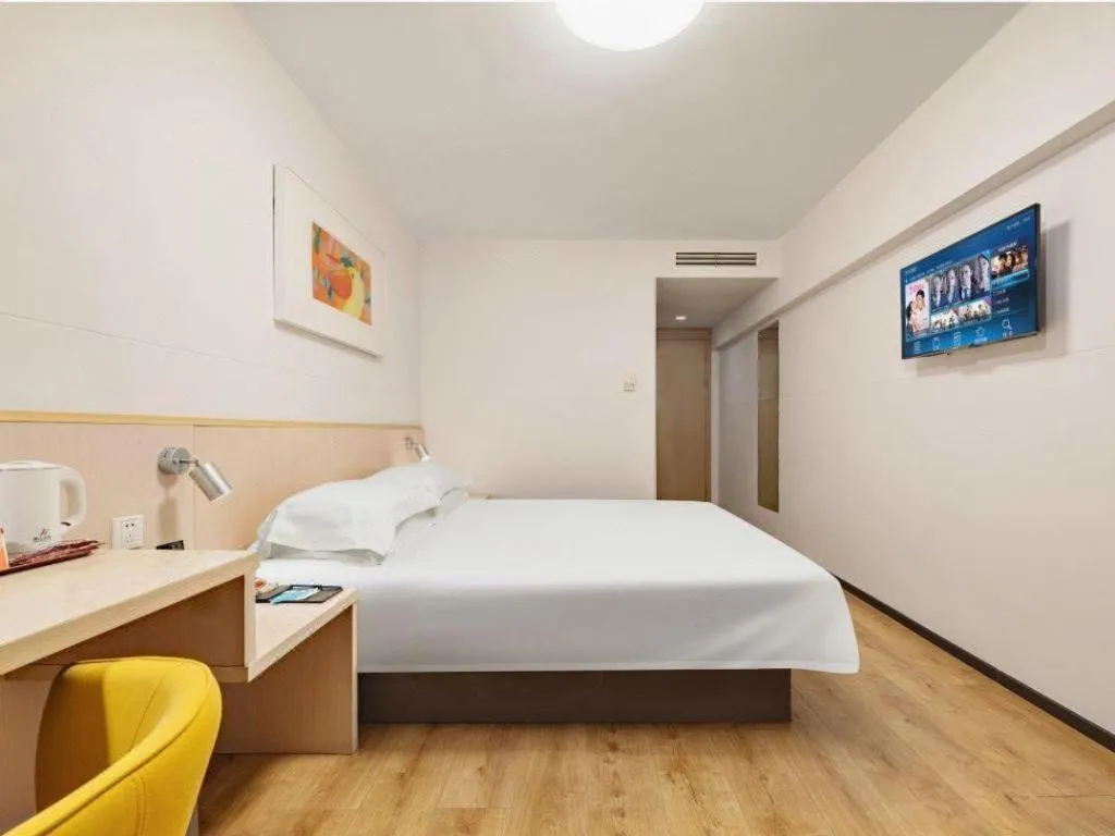 Bed in Jinjiang Inn Huizhou Xihu Lake Shuidong Street River View