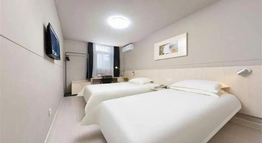 Bed in Jinjiang Inn Huizhou Xihu Lake Shuidong Street River View