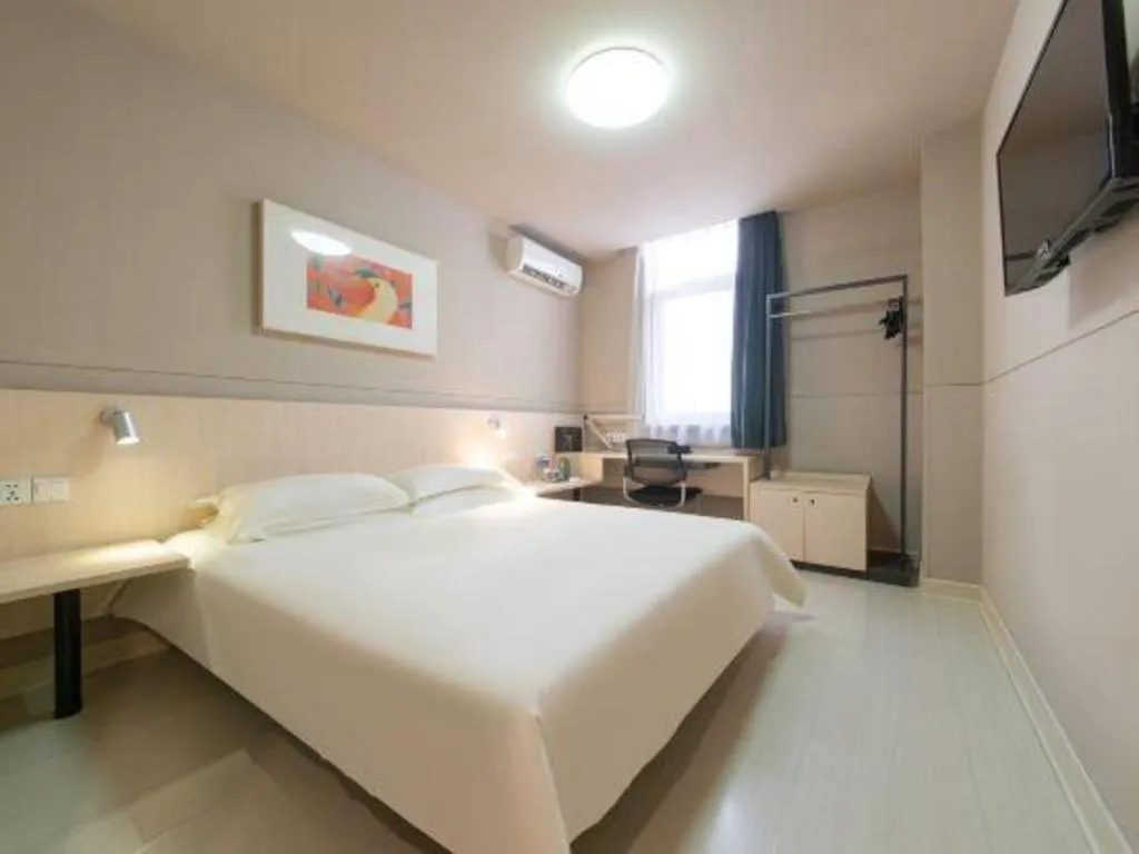 Bed in Jinjiang Inn Huizhou Xihu Lake Shuidong Street River View