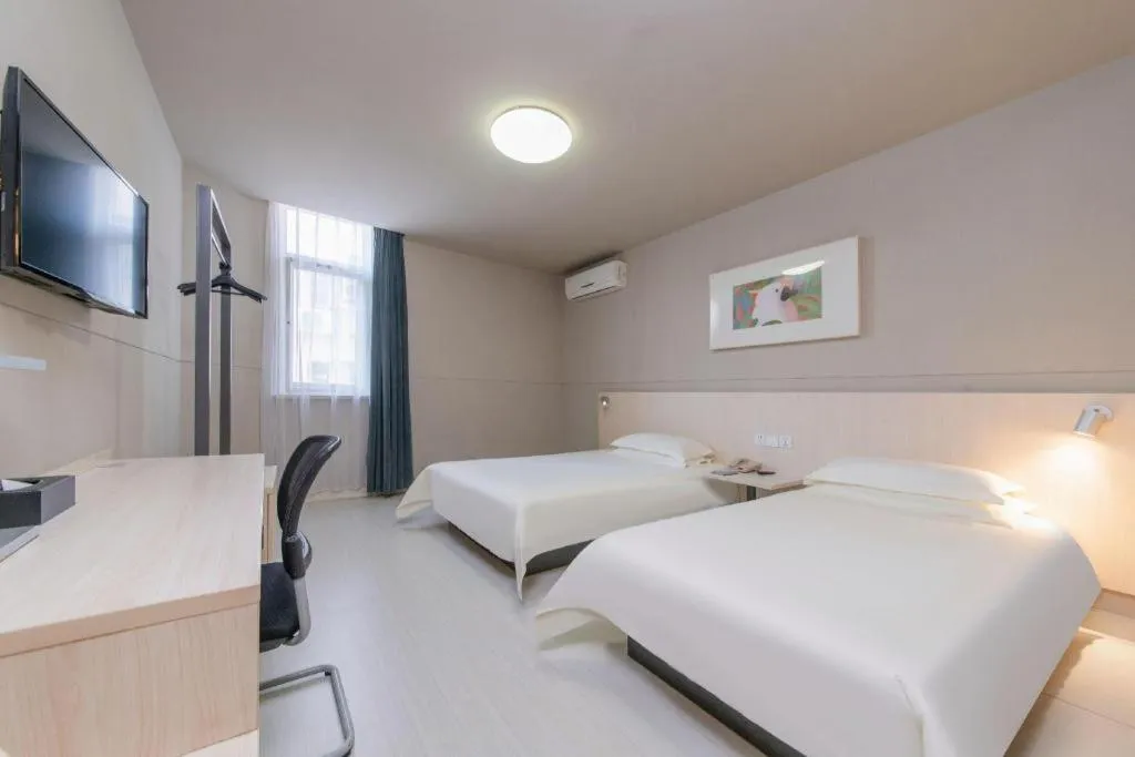 Bed in Jinjiang Inn Huizhou Xihu Lake Shuidong Street River View