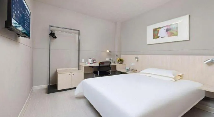 Bed in Jinjiang Inn Huizhou Xihu Lake Shuidong Street River View