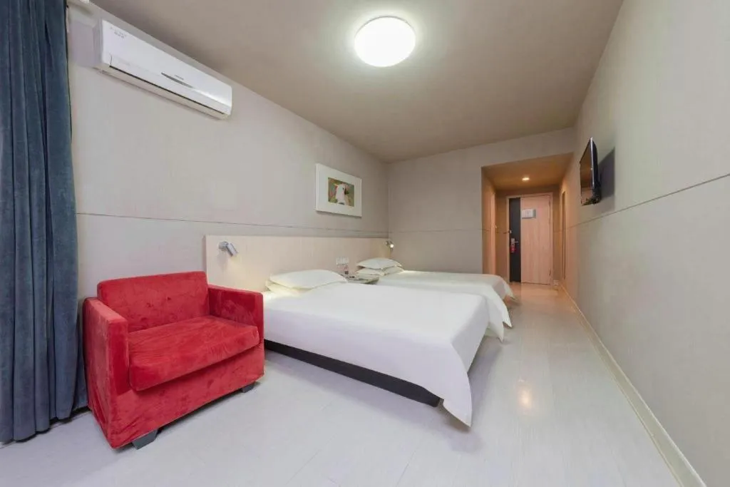 Bed in Jinjiang Inn Huizhou Xihu Lake Shuidong Street River View