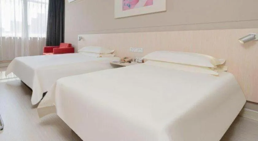 Bed in Jinjiang Inn Huizhou Xihu Lake Shuidong Street River View