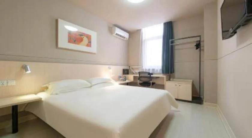 Bed in Jinjiang Inn Huizhou Xihu Lake Shuidong Street River View