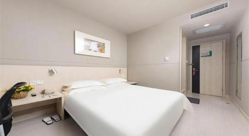 Bed in Jinjiang Inn Huizhou Xihu Lake Shuidong Street River View