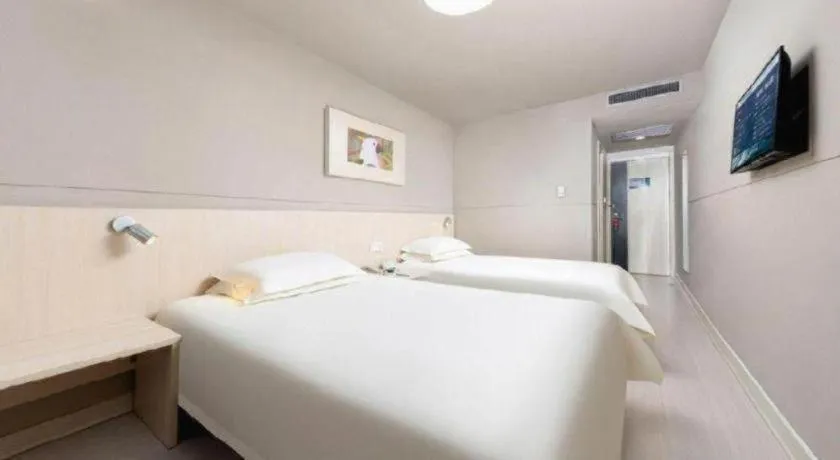 Bed in Jinjiang Inn Huizhou Xihu Lake Shuidong Street River View