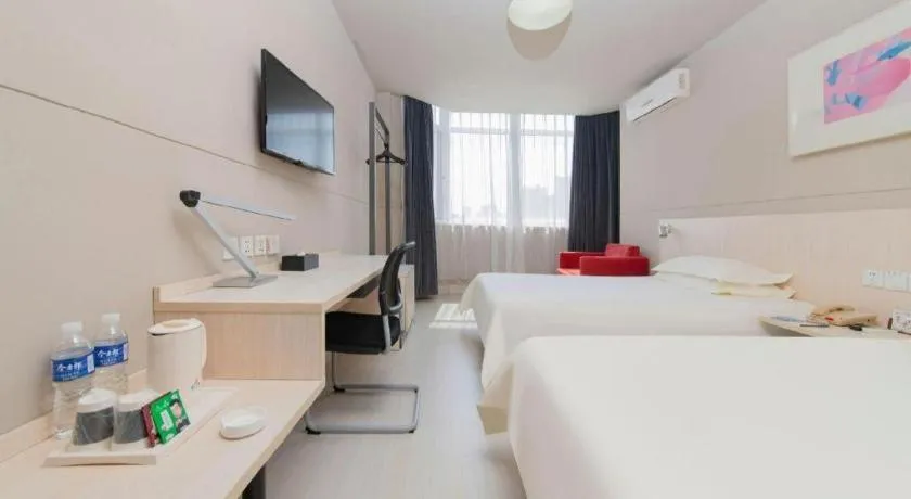 Bed in Jinjiang Inn Huizhou Xihu Lake Shuidong Street River View