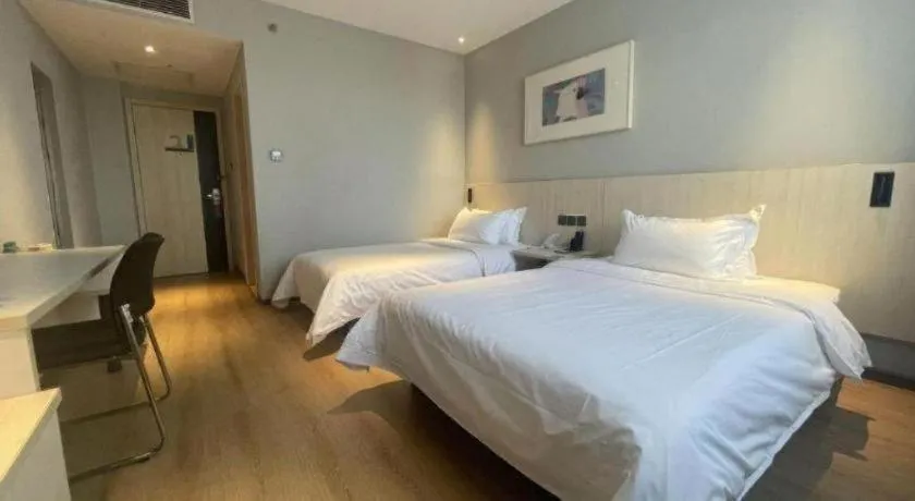 Bed in Jinjiang Inn Huizhou Xihu Lake Shuidong Street River View