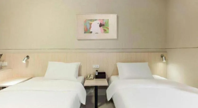 Bed in Jinjiang Inn Huizhou Xihu Lake Shuidong Street River View