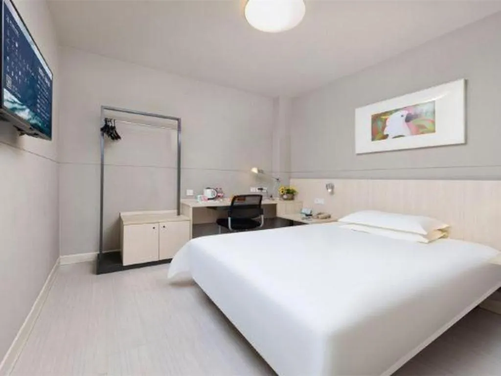 Bed in Jinjiang Inn Huizhou Xihu Lake Shuidong Street River View