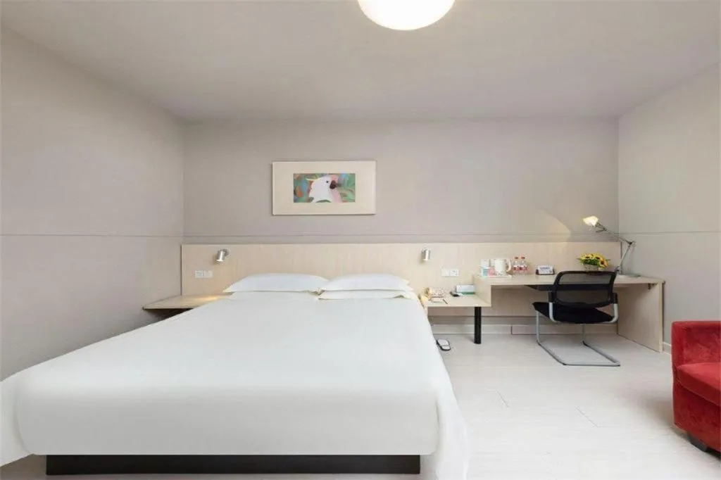 Bed in Jinjiang Inn Huizhou Xihu Lake Shuidong Street River View