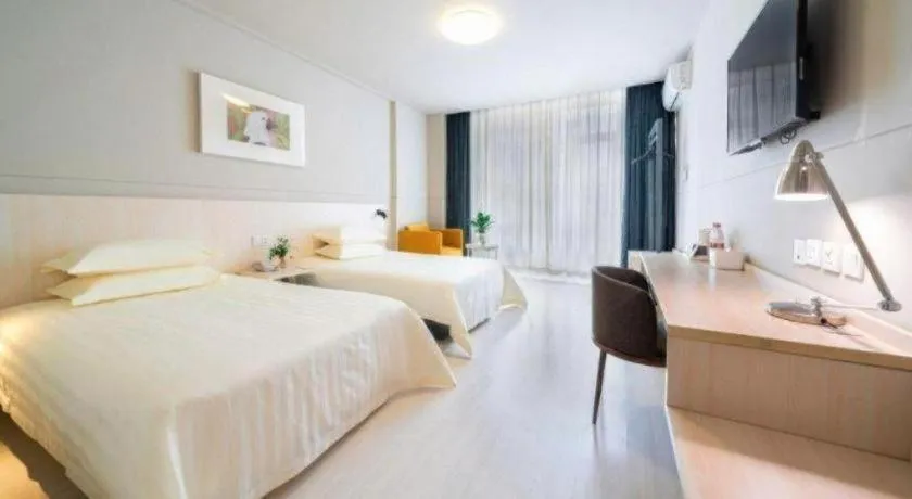 Bed in Jinjiang Inn Huizhou Xihu Lake Shuidong Street River View