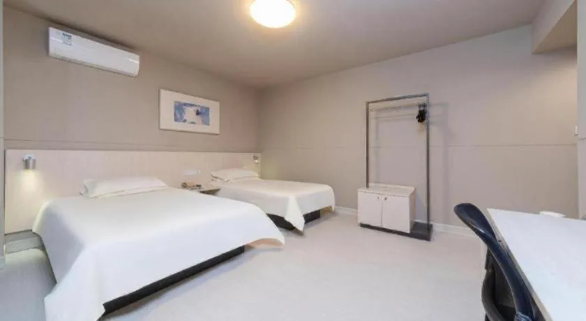 Bed in Jinjiang Inn Huizhou Xihu Lake Shuidong Street River View