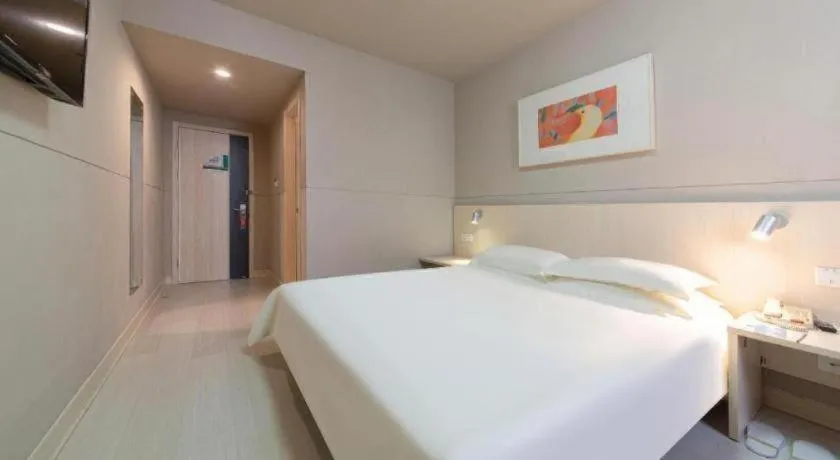 Bed in Jinjiang Inn Huizhou Xihu Lake Shuidong Street River View