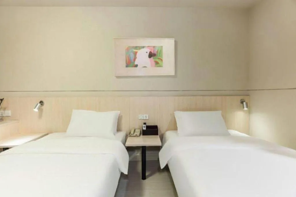 Bed in Jinjiang Inn Huizhou Xihu Lake Shuidong Street River View