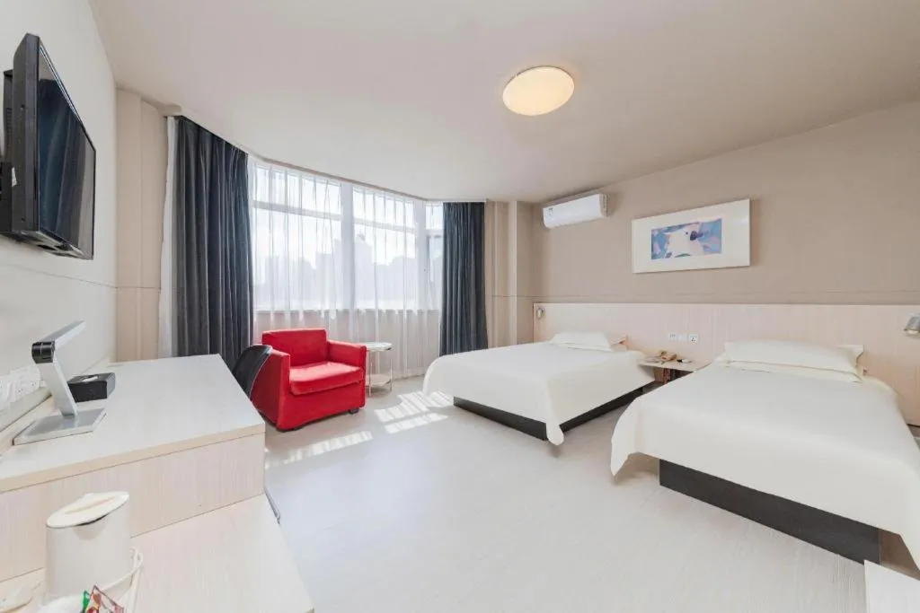 Bed in Jinjiang Inn Huizhou Xihu Lake Shuidong Street River View