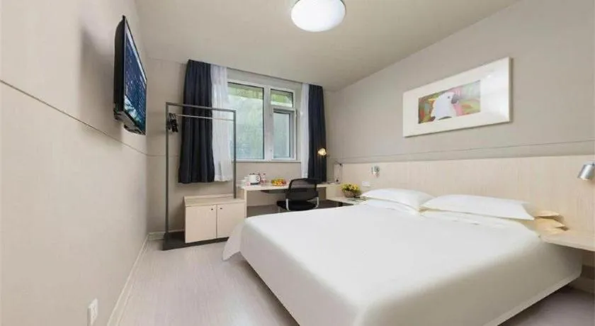 Bed in Jinjiang Inn Huizhou Xihu Lake Shuidong Street River View