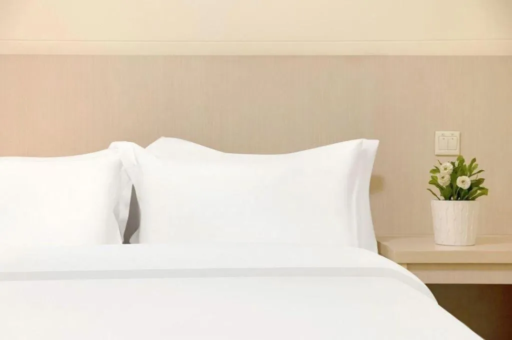 Bed in Jinjiang Inn Huizhou Xihu Lake Shuidong Street River View