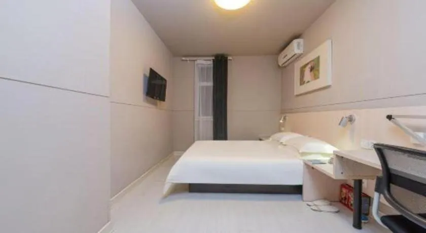 Bed in Jinjiang Inn Huizhou Xihu Lake Shuidong Street River View