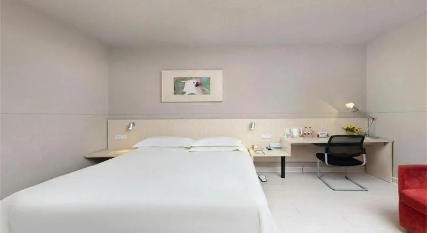 Bed in Jinjiang Inn Huizhou Xihu Lake Shuidong Street River View