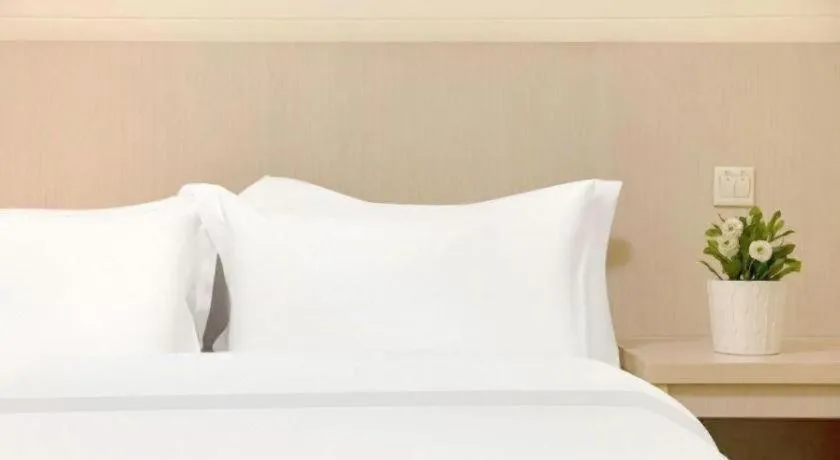 Bed in Jinjiang Inn Huizhou Xihu Lake Shuidong Street River View