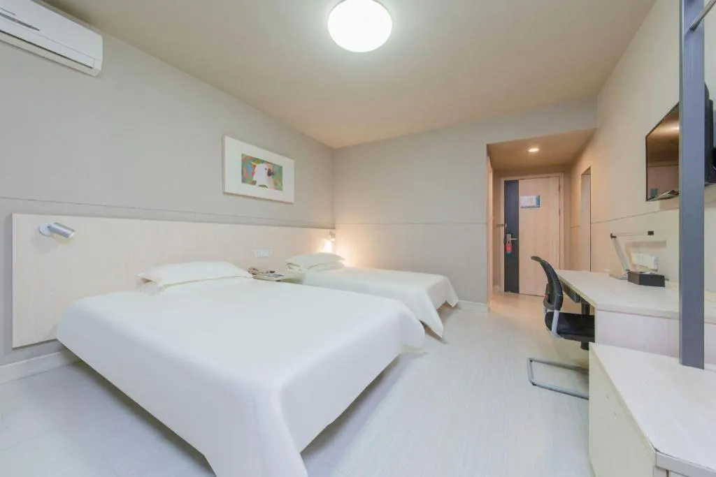 Bed in Jinjiang Inn Huizhou Xihu Lake Shuidong Street River View