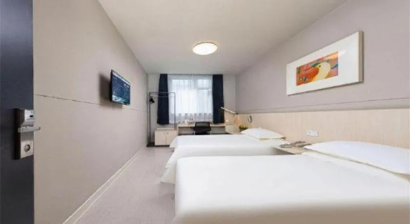 Bed in Jinjiang Inn Huizhou Xihu Lake Shuidong Street River View