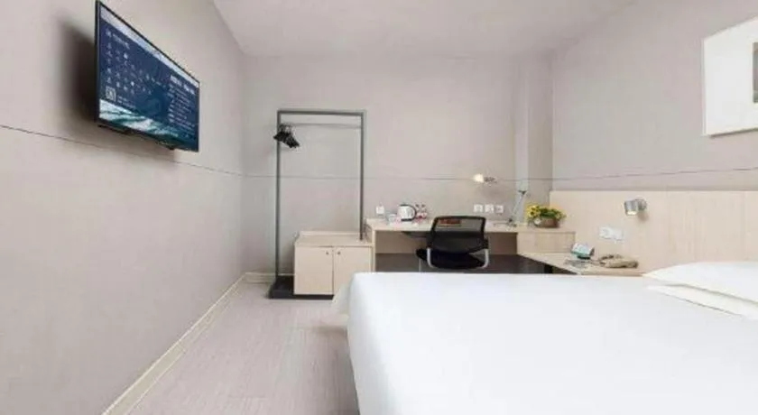 Bed in Jinjiang Inn Huizhou Xihu Lake Shuidong Street River View