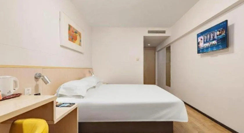 Bed in Jinjiang Inn Huizhou Xihu Lake Shuidong Street River View