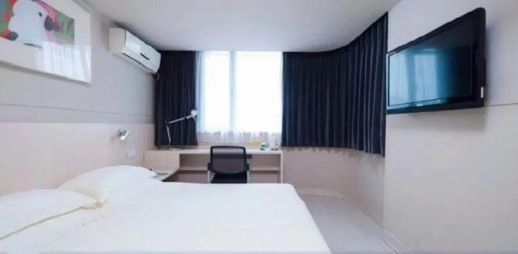 Bed in Jinjiang Inn Huizhou Xihu Lake Shuidong Street River View